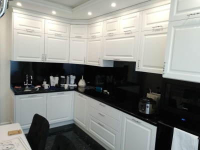 Кухня с белоснежными крашенными фасадами