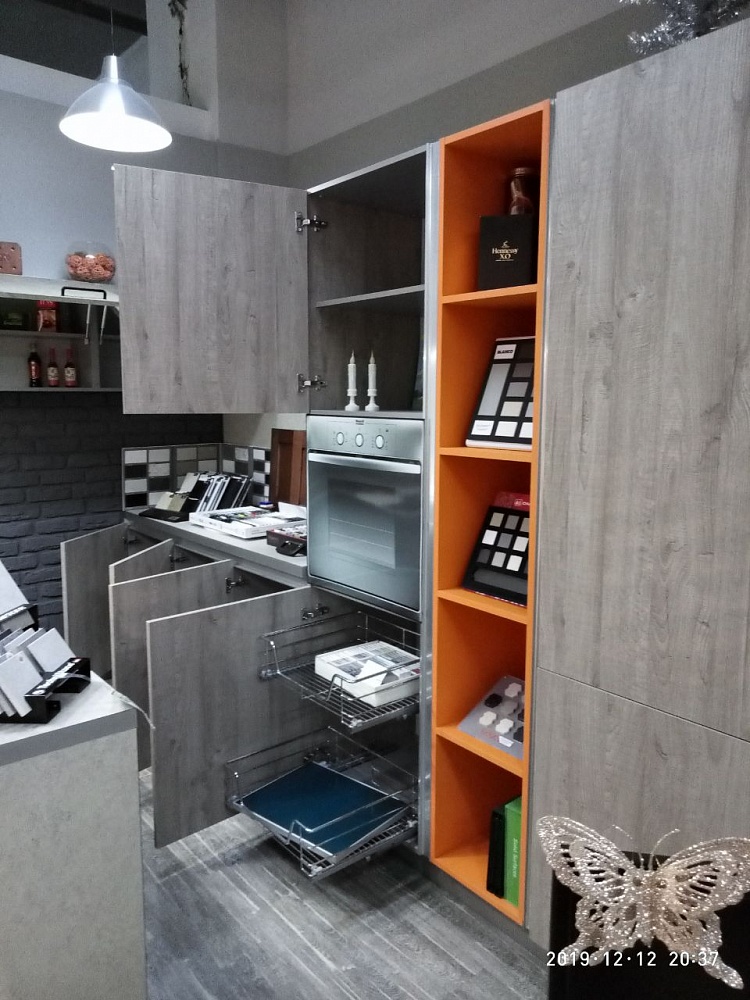 Кухня с частично подвесным нижним ярусом