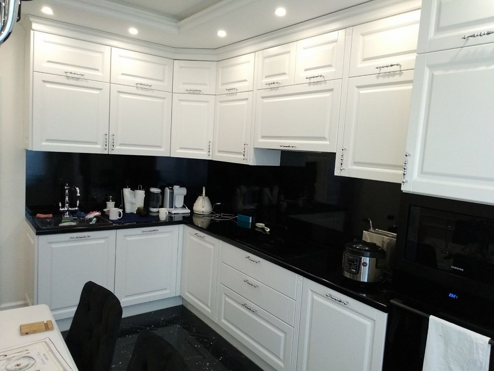 Кухня с белоснежными крашенными фасадами