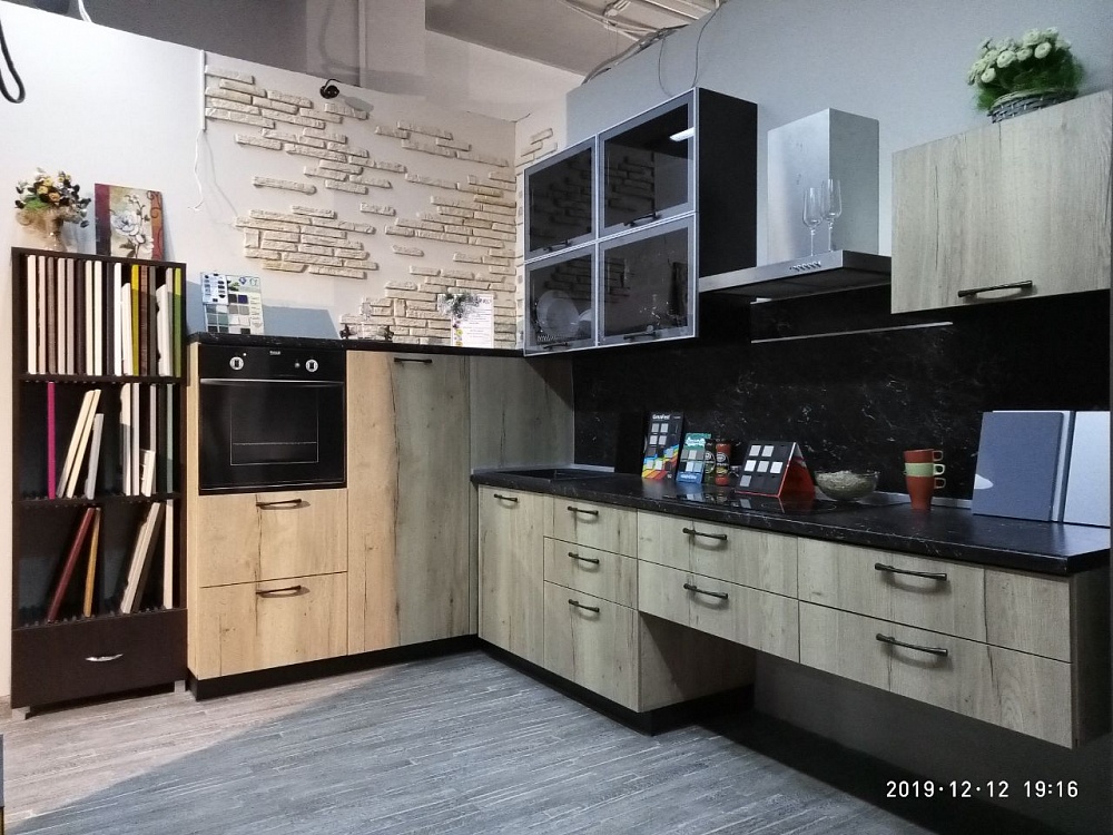 Кухня с частично подвесным нижним ярусом