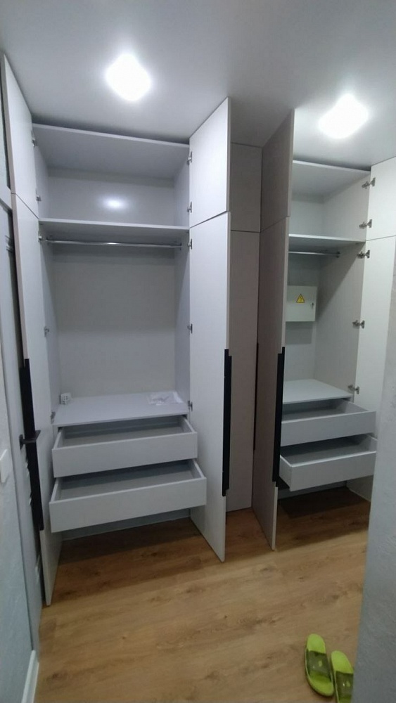 Шкаф в строгом стиле