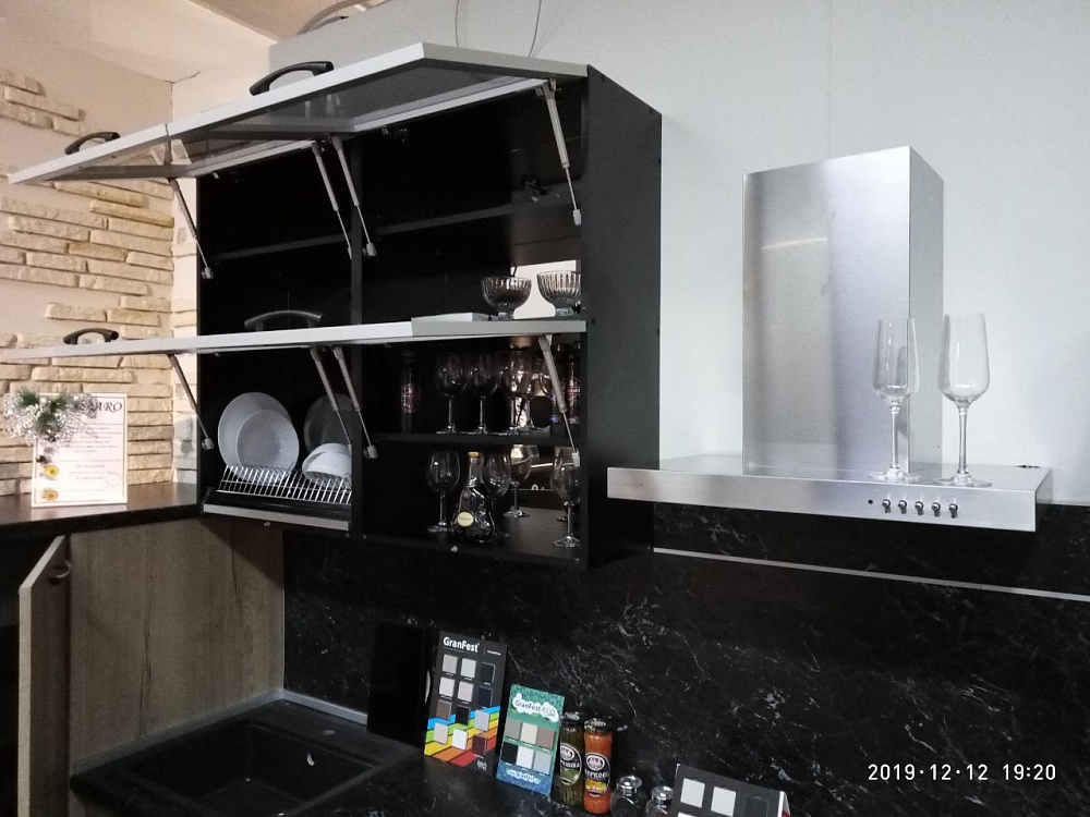 Кухня с частично подвесным нижним ярусом