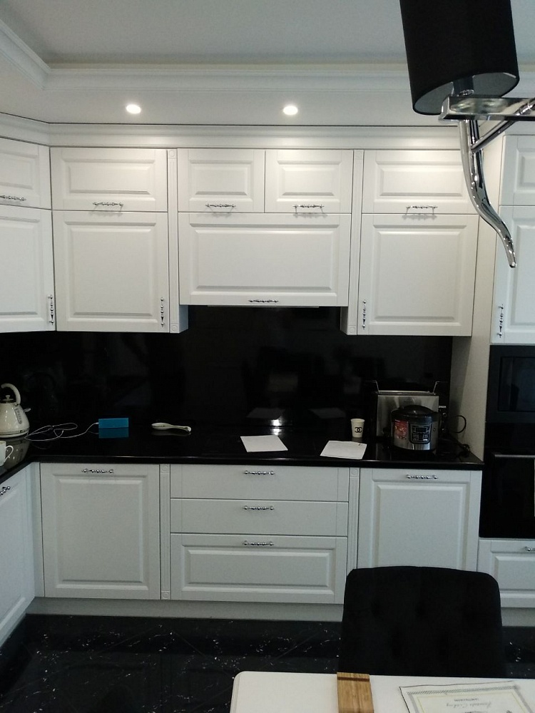 Кухня с белоснежными крашенными фасадами
