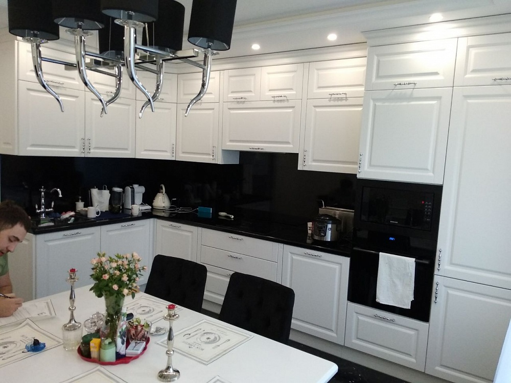 Кухня с белоснежными крашенными фасадами