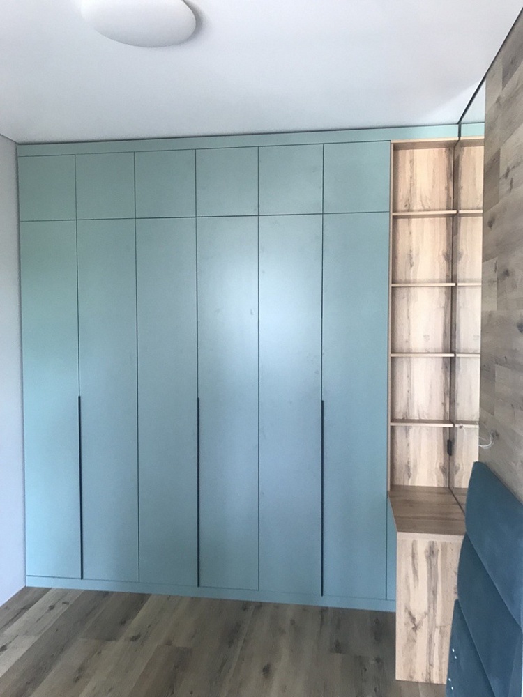 Шкаф оригинального цвета с открытой вставкой под дерево