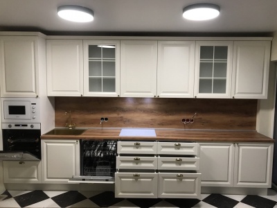 Кухня в теплых белых тонах