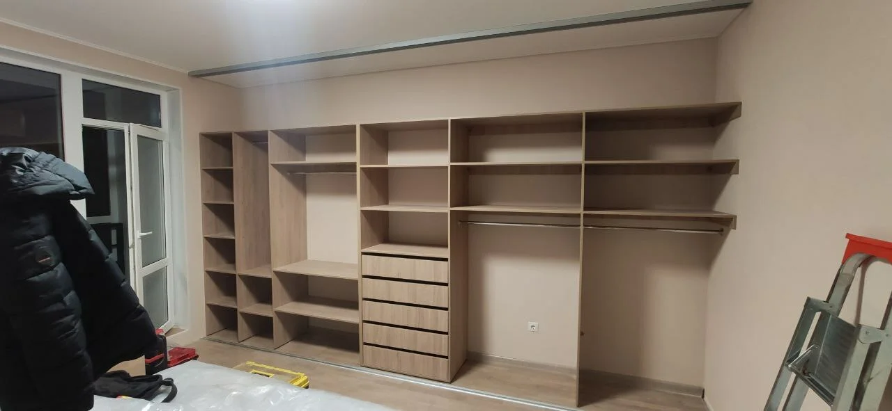 Шкаф купе встроенный на ширину стены