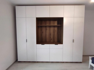 Шкаф в гостиную с вырезом под ТВ