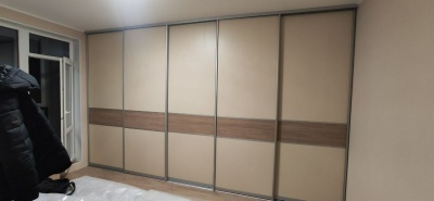 Шкаф купе встроенный на ширину стены