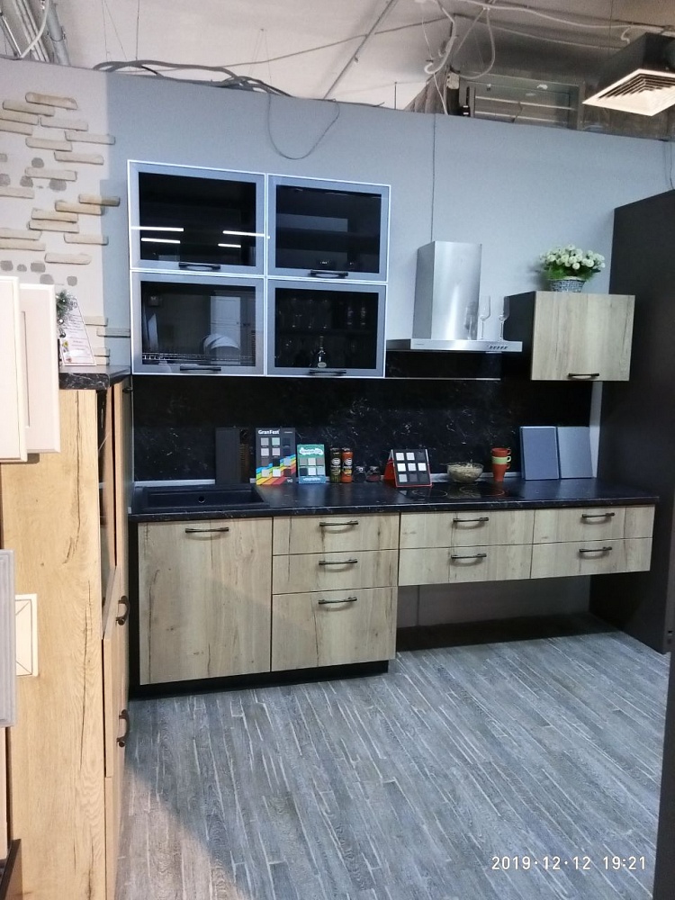 Кухня с частично подвесным нижним ярусом