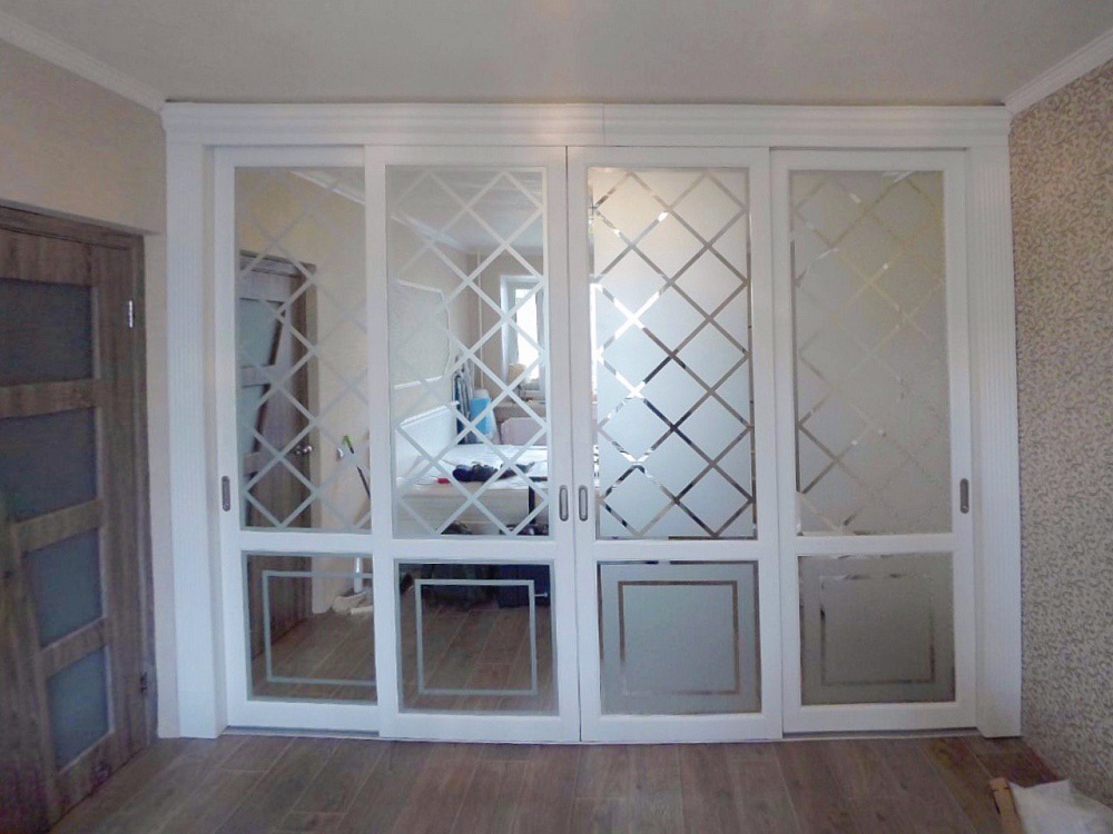 Шкаф-купе с фасадами под класику