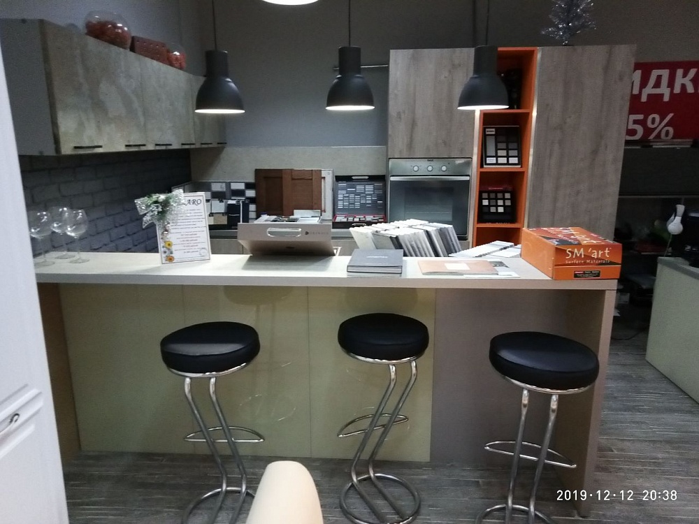 Кухня с частично подвесным нижним ярусом