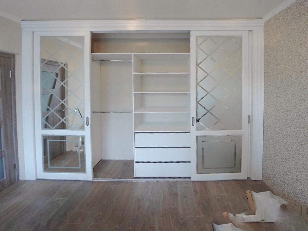 Шкаф-купе с фасадами под класику