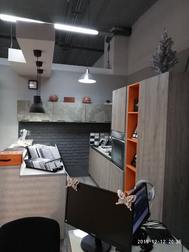 Кухня с частично подвесным нижним ярусом