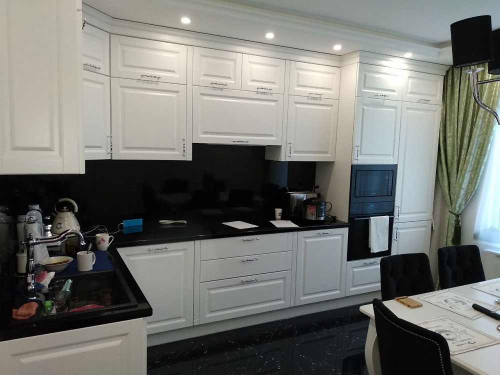 Кухня с белоснежными крашенными фасадами