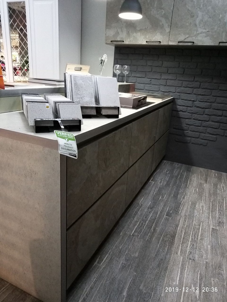 Кухня с частично подвесным нижним ярусом