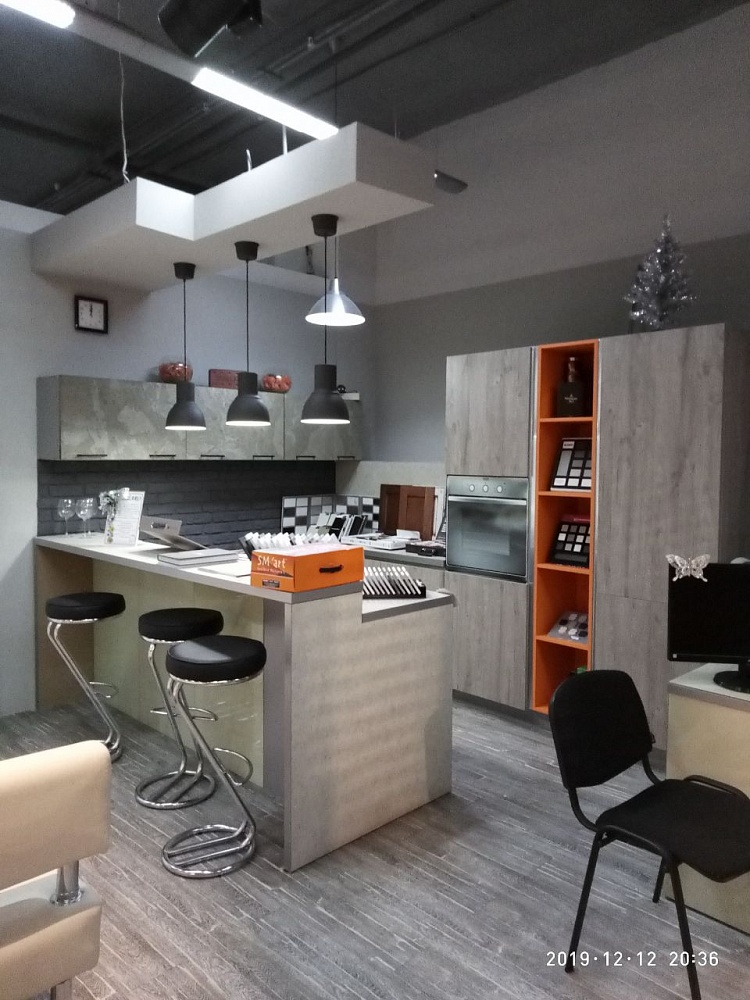 Кухня с частично подвесным нижним ярусом