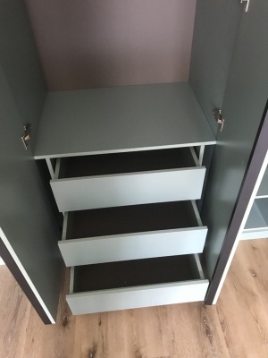 Шкаф оригинального цвета с открытой вставкой под дерево.