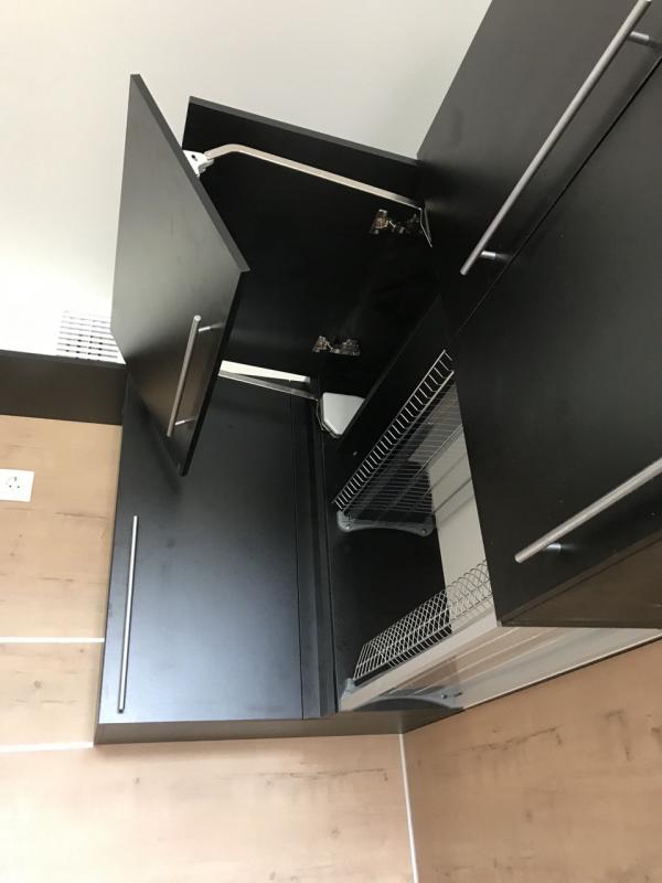 Кухонный гарнитур с черными фасадами и столешницей под дерево