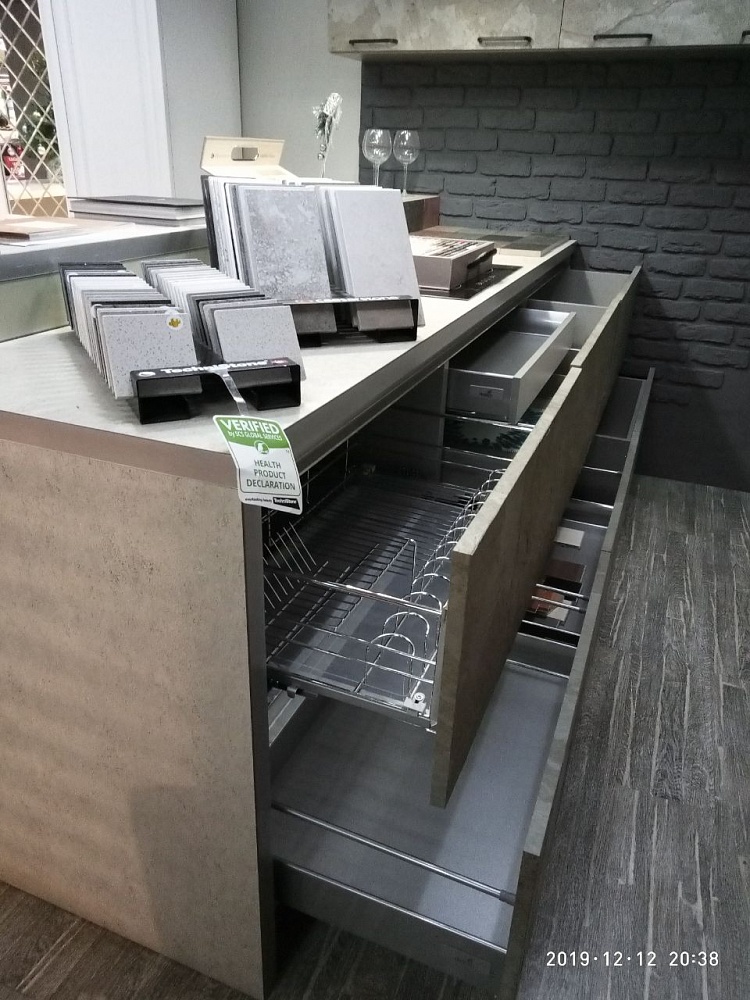 Кухня с частично подвесным нижним ярусом