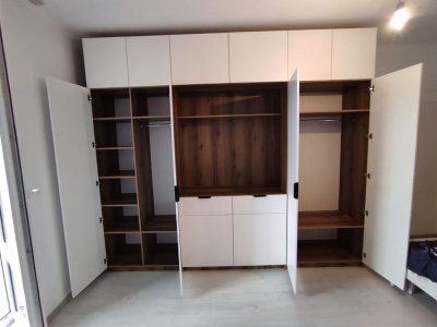 Шкаф в гостиную с вырезом под ТВ