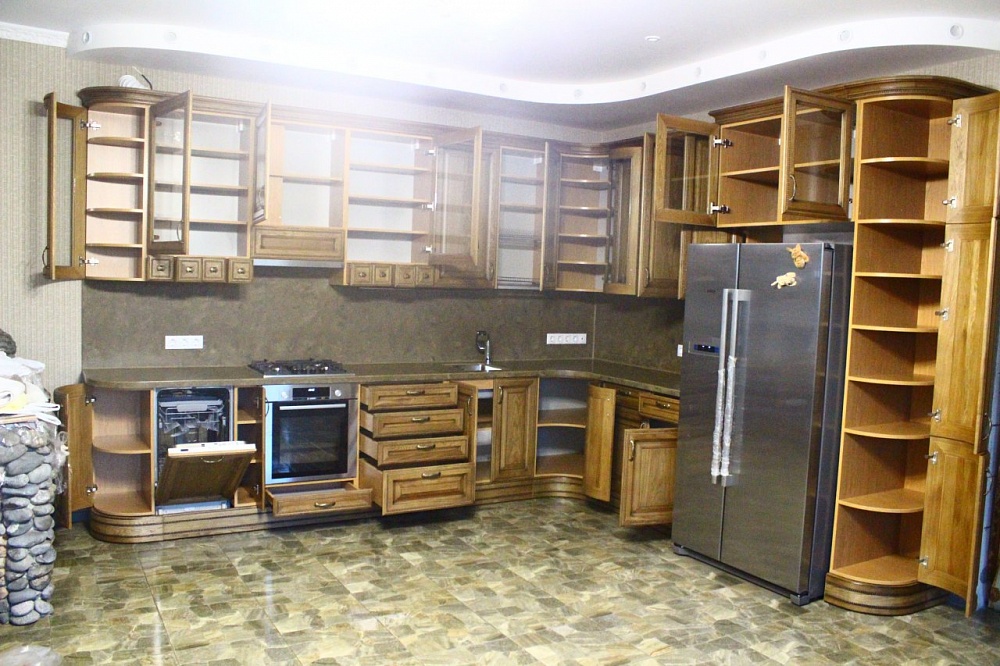Кухня с фасадами из массива дуба