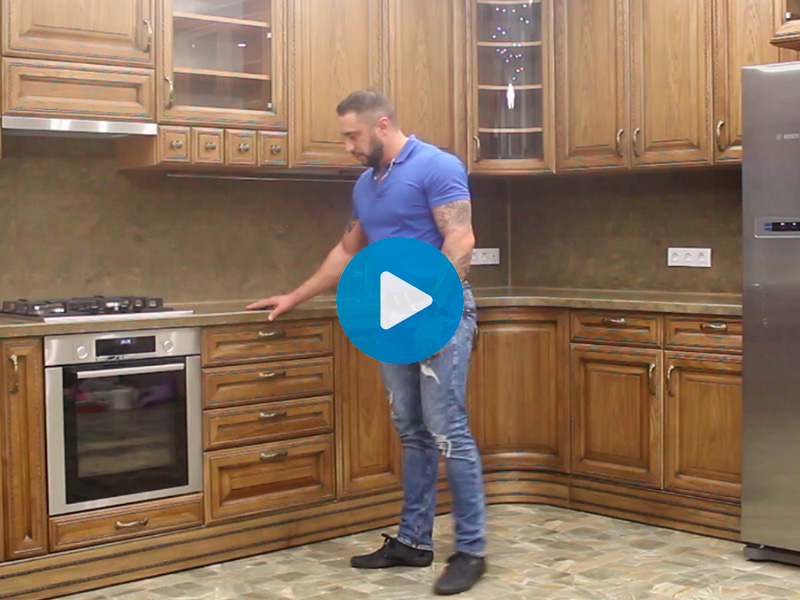 Обзор кухни с фасадами из массива дуба