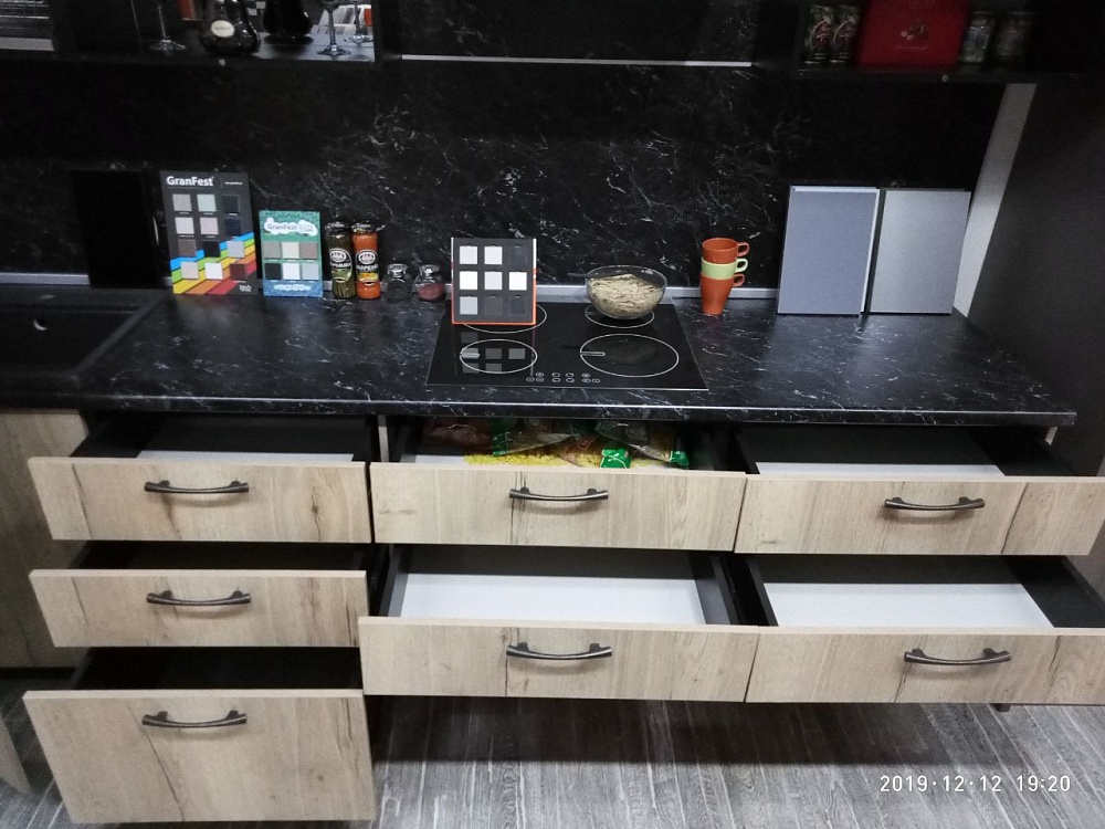 Кухня с частично подвесным нижним ярусом