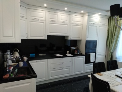 Кухня с белоснежными крашенными фасадами