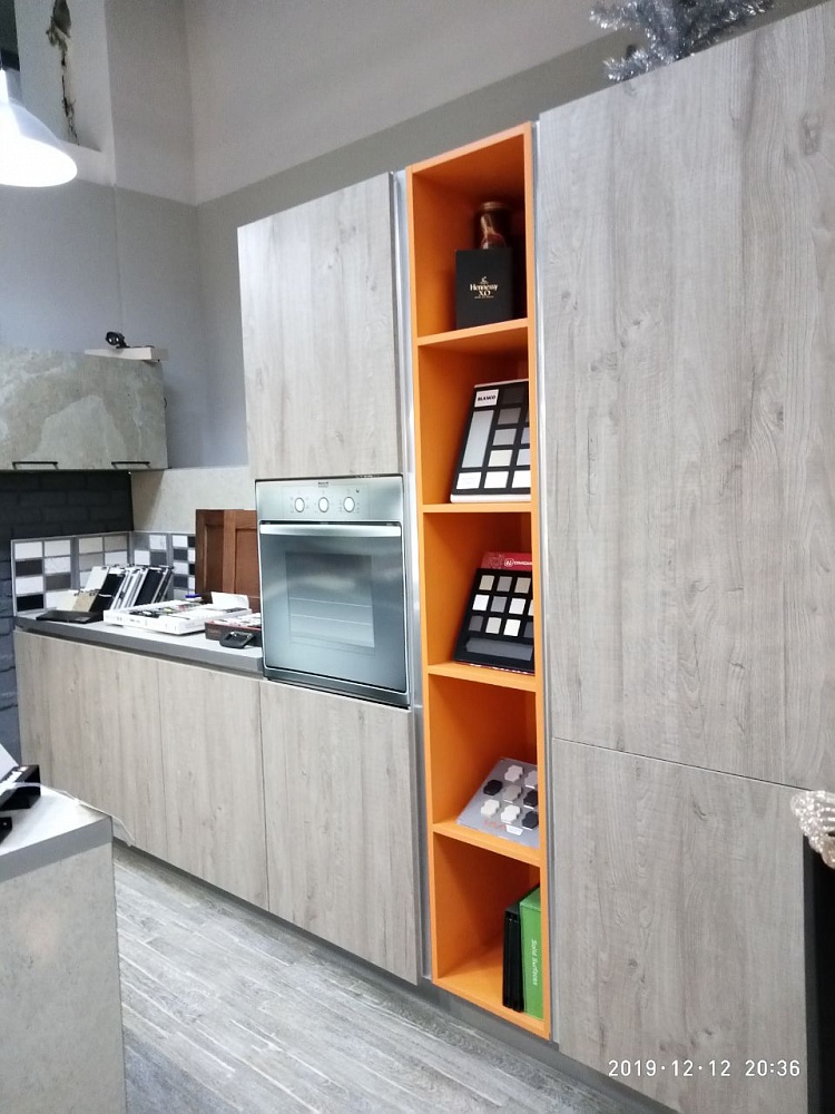 Кухня с частично подвесным нижним ярусом