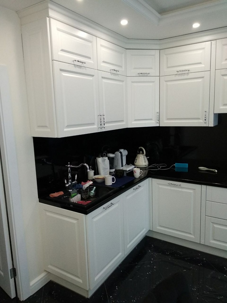 Кухня с белоснежными крашенными фасадами