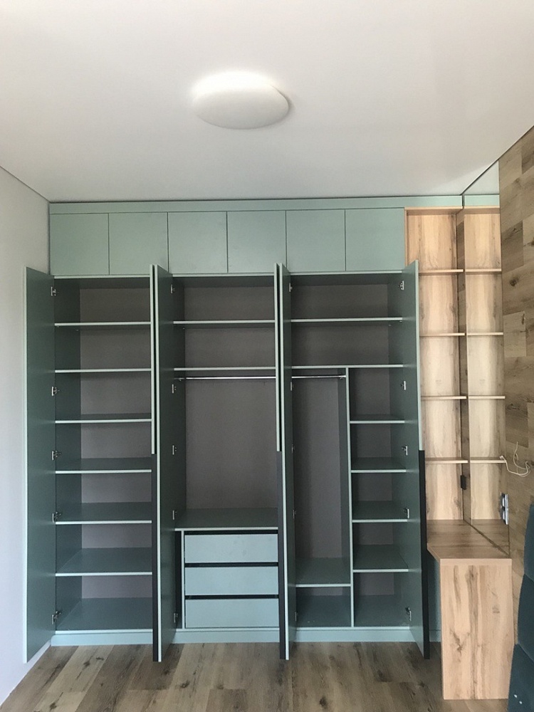 Шкаф оригинального цвета с открытой вставкой под дерево