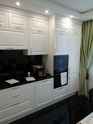 Кухня с белоснежными крашенными фасадами