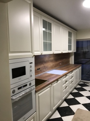 Кухня в теплых белых тонах