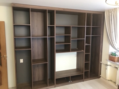 Шкаф в гостиную под дерево