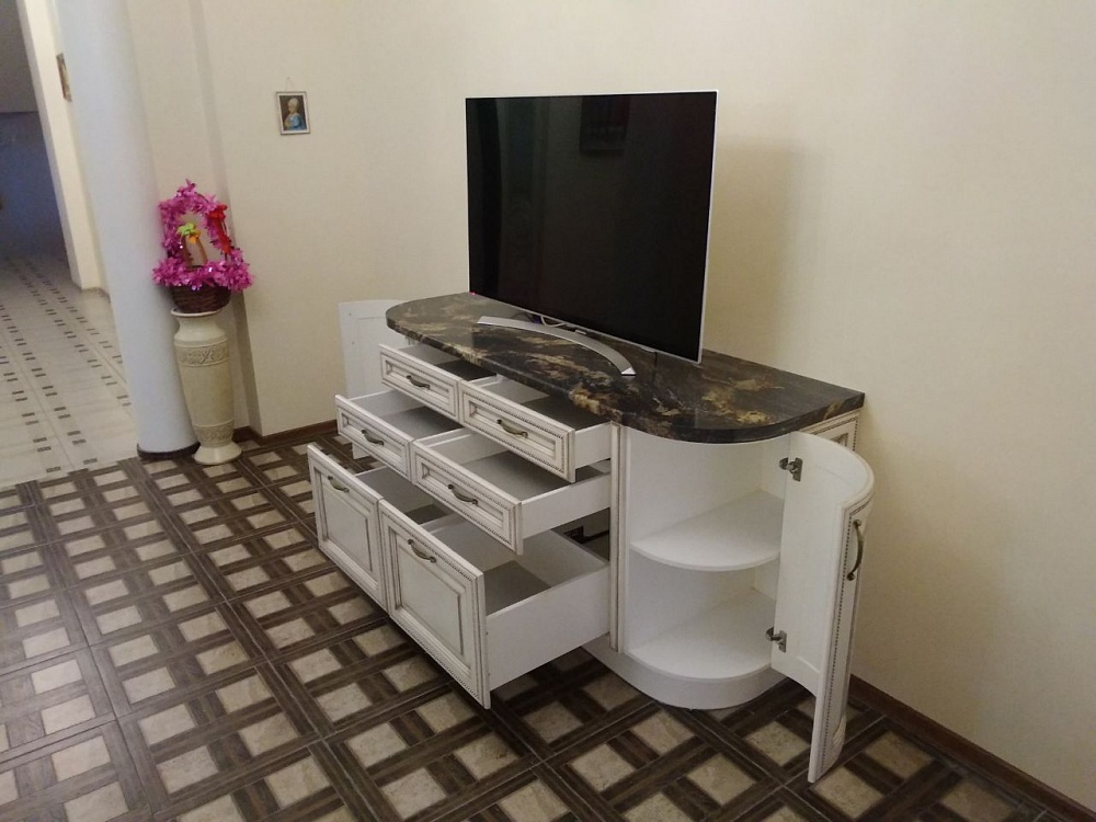 Комод с Фасадами из массива дуба