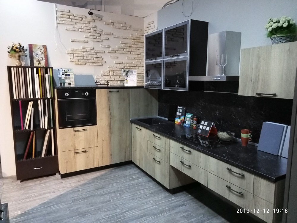 Кухня с частично подвесным нижним ярусом