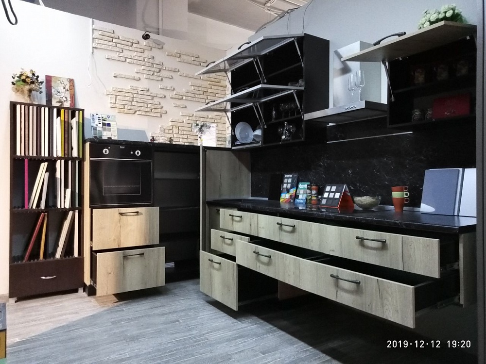 Кухня с частично подвесным нижним ярусом