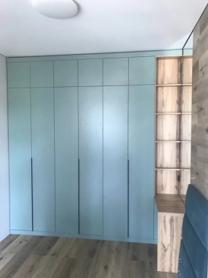 Шкаф оригинального цвета с открытой вставкой под дерево.