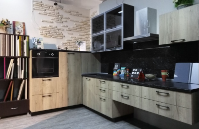 Кухня с частично подвесным нижним ярусом