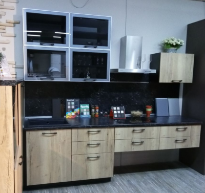 Кухня с частично подвесным нижним ярусом