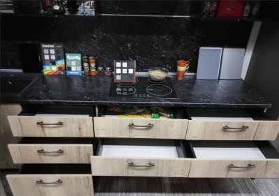 Кухня с частично подвесным нижним ярусом