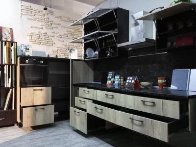 Кухня с частично подвесным нижним ярусом