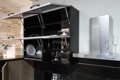 Кухня с частично подвесным нижним ярусом