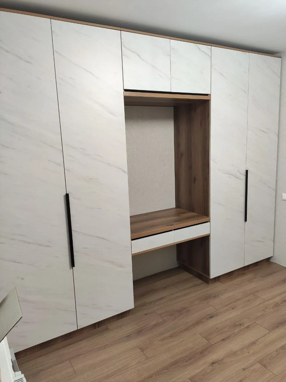 Шкаф с распашными фасадами