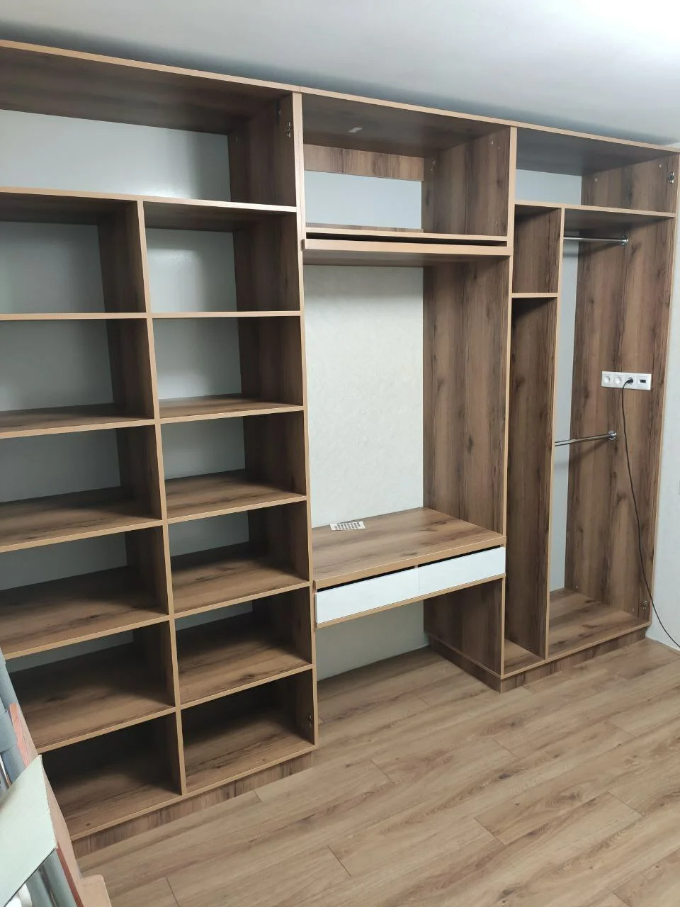 Шкаф с распашными фасадами